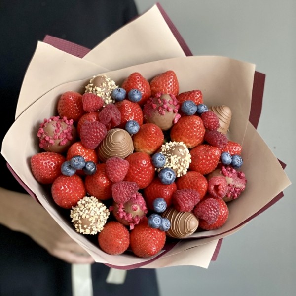 Букет из клубники в шоколаде с днём рождения